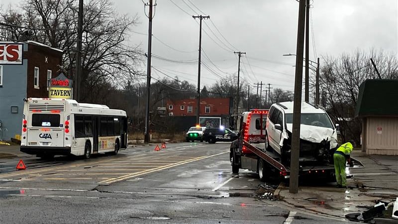 One driver injured after car crash in Lansing